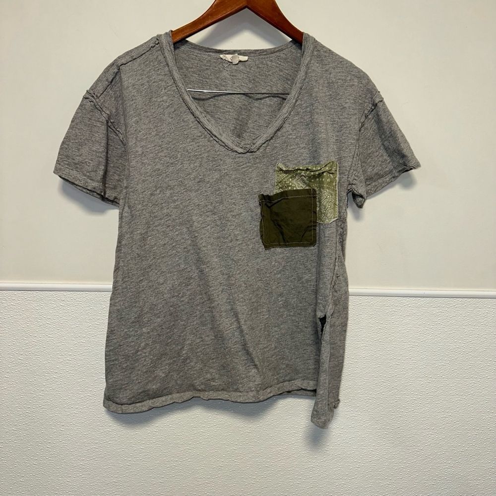 easel Gray Short Sleeve V-Neck Tee with Olive Patch Pockets